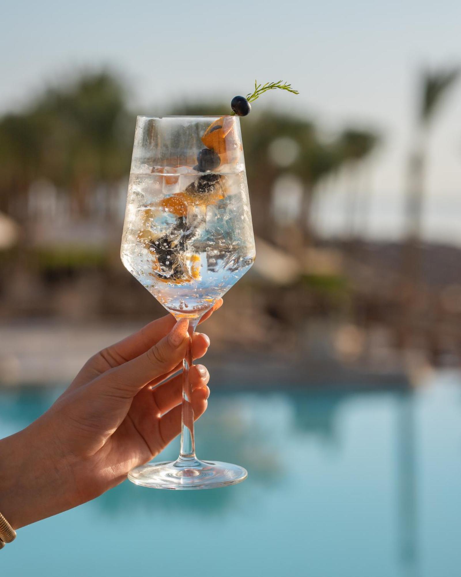 The Makadi Spa Hotel - Couples Only 18 Years Plus Hurghada Exterior foto A glass of sparkling wine